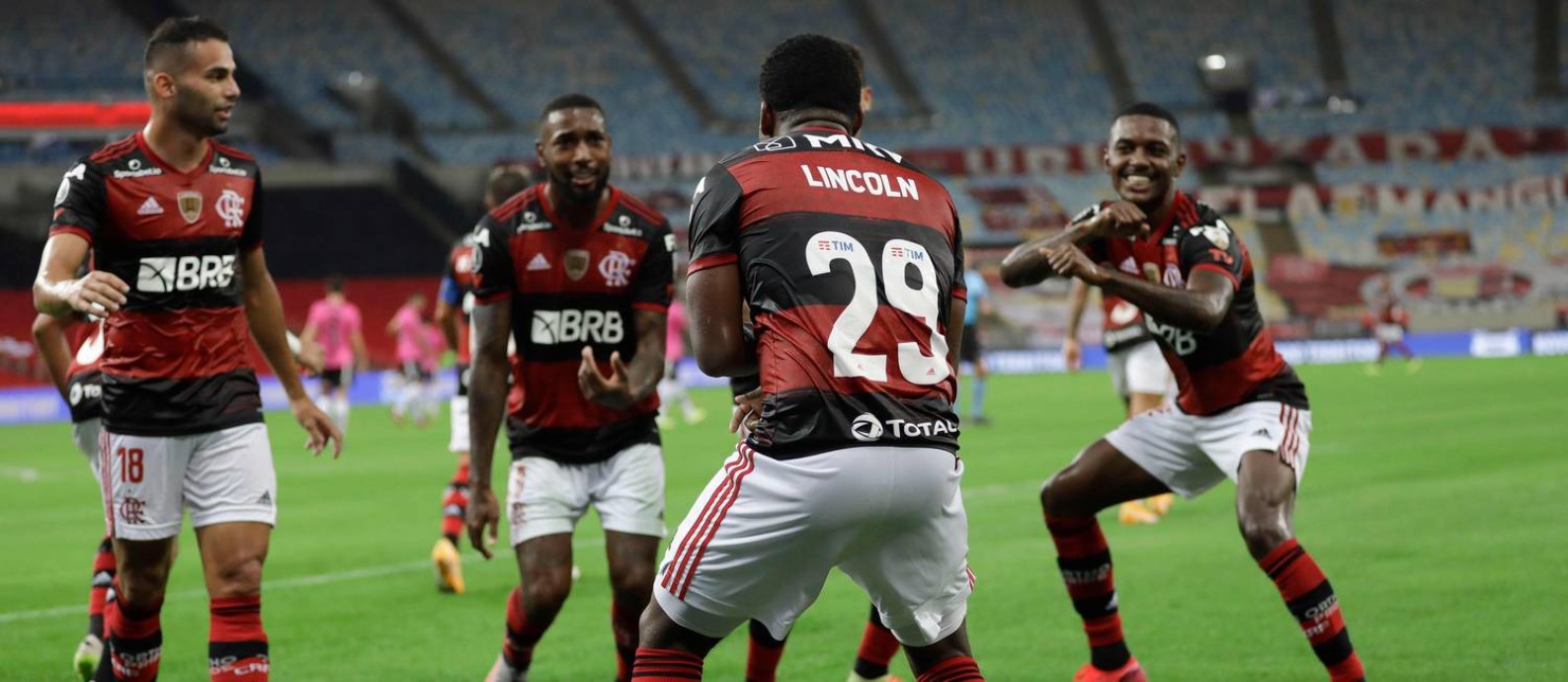 Flamengo aplicou 4 a 0 no Independiente del Valle e se classificou para as oitavas da Libertadores Foto: SILVIA IZQUIERDO / AFP