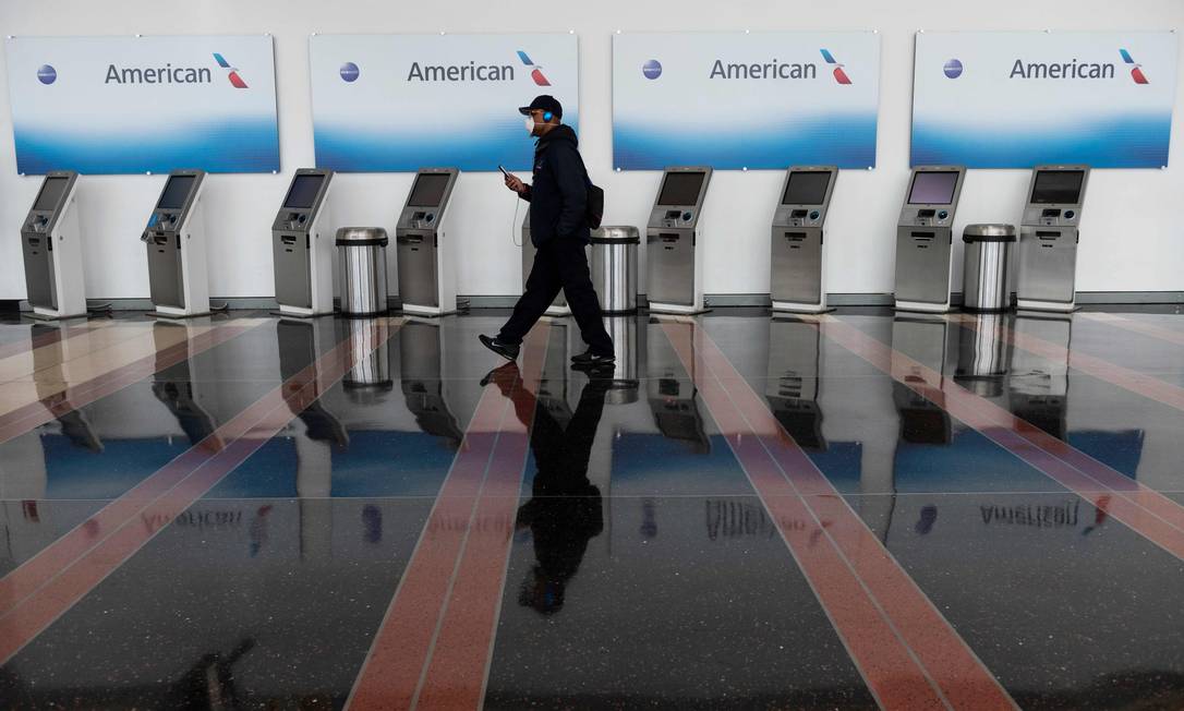 Guichês de autoatendimento da American Airlines nos EUA. A empresa anunciou corte de 19 mil postos de trabalho Foto: ANDREW CABALLERO-REYNOLDS / AFP