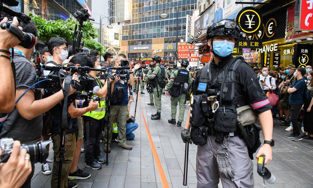 Policiais patrulham ruas de Hong Kong no Dia Nacional da China Foto: JAYNE RUSSELL / AFP