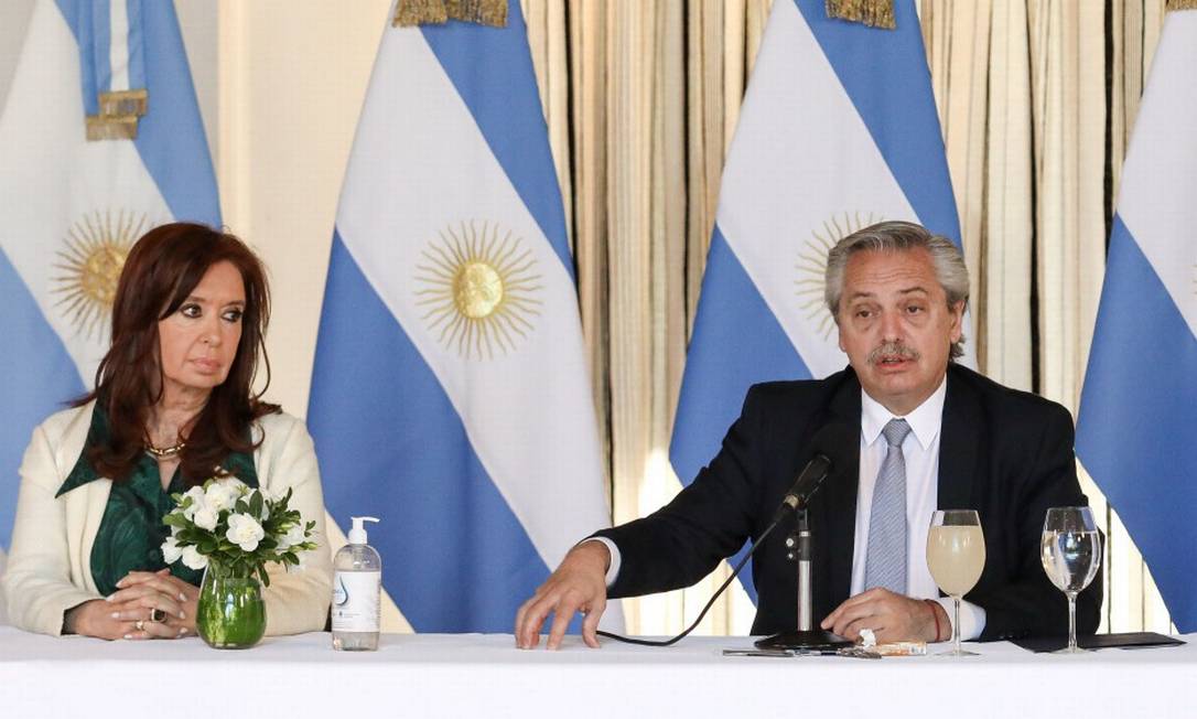 Presidente da Argentina, Alberto Fernández, e a vice-presidente, Cristina Kirchner, durante reunião em Buenos Aires Foto: ESTEBAN COLLAZO / AFP / 16-4-2020