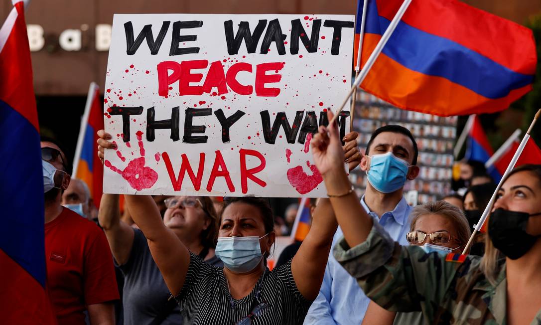 Em Los Angeles, manifestantes protestam contra o que chamam de agressão do Azerbaijão à Armênia e à região separatista de Nagorno-Karabakh Foto: MIKE BLAKE / REUTERS/30-09-2020