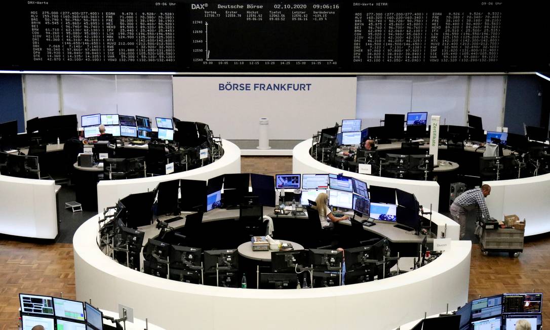 Em Frankfurt, Bolsa registrava queda após a notícia da doença de Trump Foto: STAFF / REUTERS