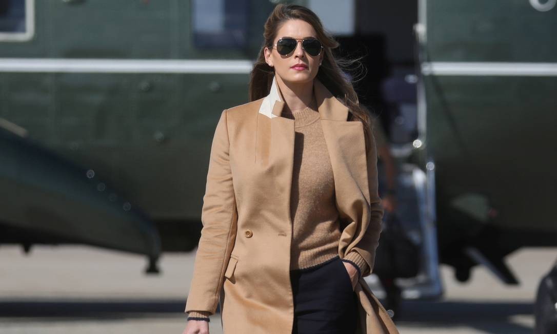 Hope Hicks, Trump's closest adviser who has contracted Covid-19, walks to the presidential plane before continuing with the president on a campaign trip to Minnesota Photo: LEAH MILLIS / REUTERS