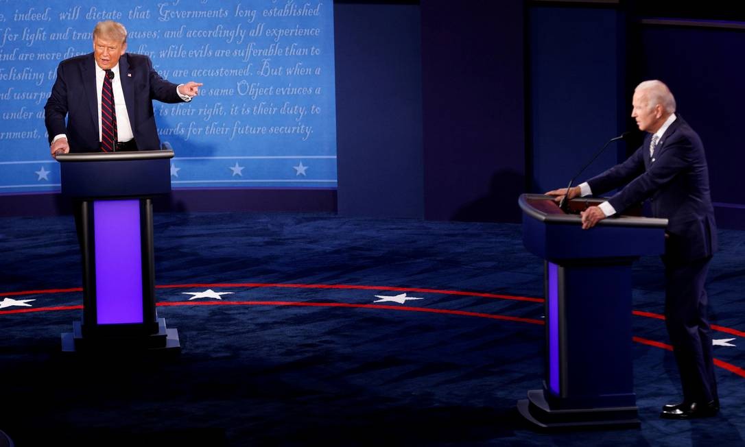 Trump and Democratic presidential candidate Joe Biden in Ohio's first presidential debate.  In the debate, Trump mocked his rival for wearing a mask that he said was too big Photo: BRIAN SNYDER / REUTERS