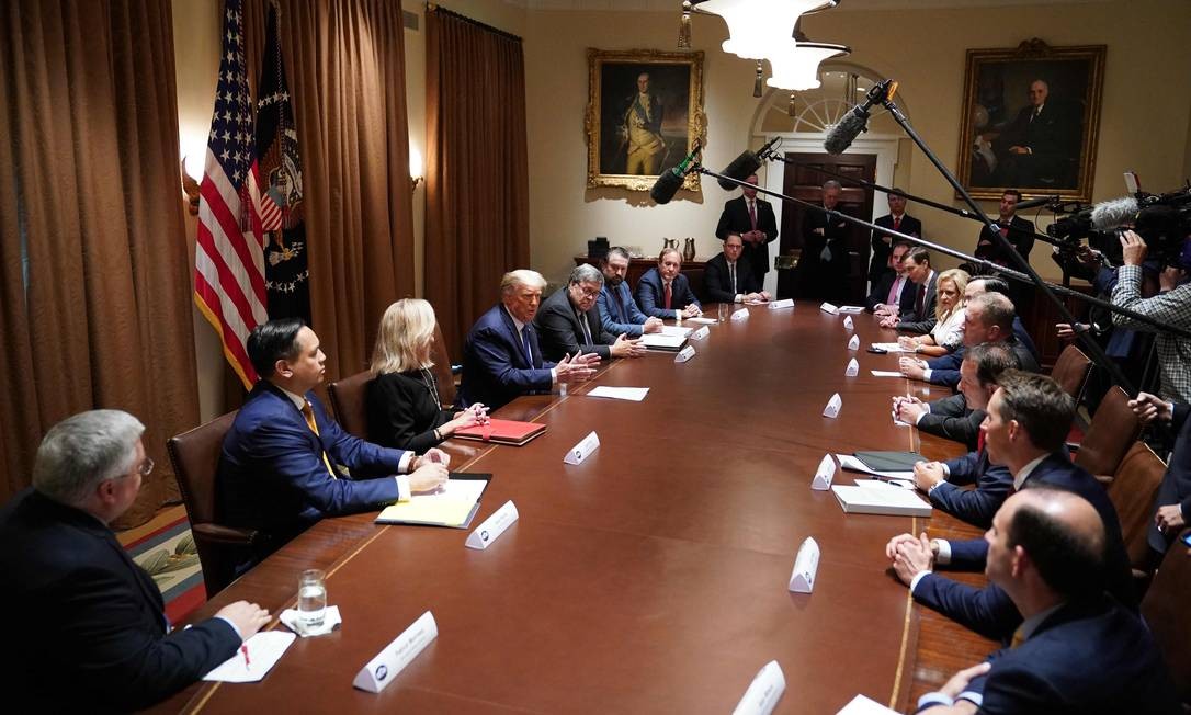 Trump speaks during a meeting with state attorneys general at the White House on September 23.  None of the participants wore a mask Photo: MANDEL NGAN / AFP