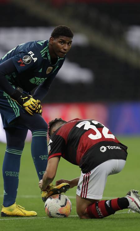 Cheio de moral: o zagueiro do Flamengo Gabriel Noga amarra os cadarços do goleiro Hugo Souza durante a partida contra o Independiente del Valle. O goleiro hoje é a quarta opção após Diego Alves, César e Gabriel Batista Foto: SILVIA IZQUIERDO / AFP