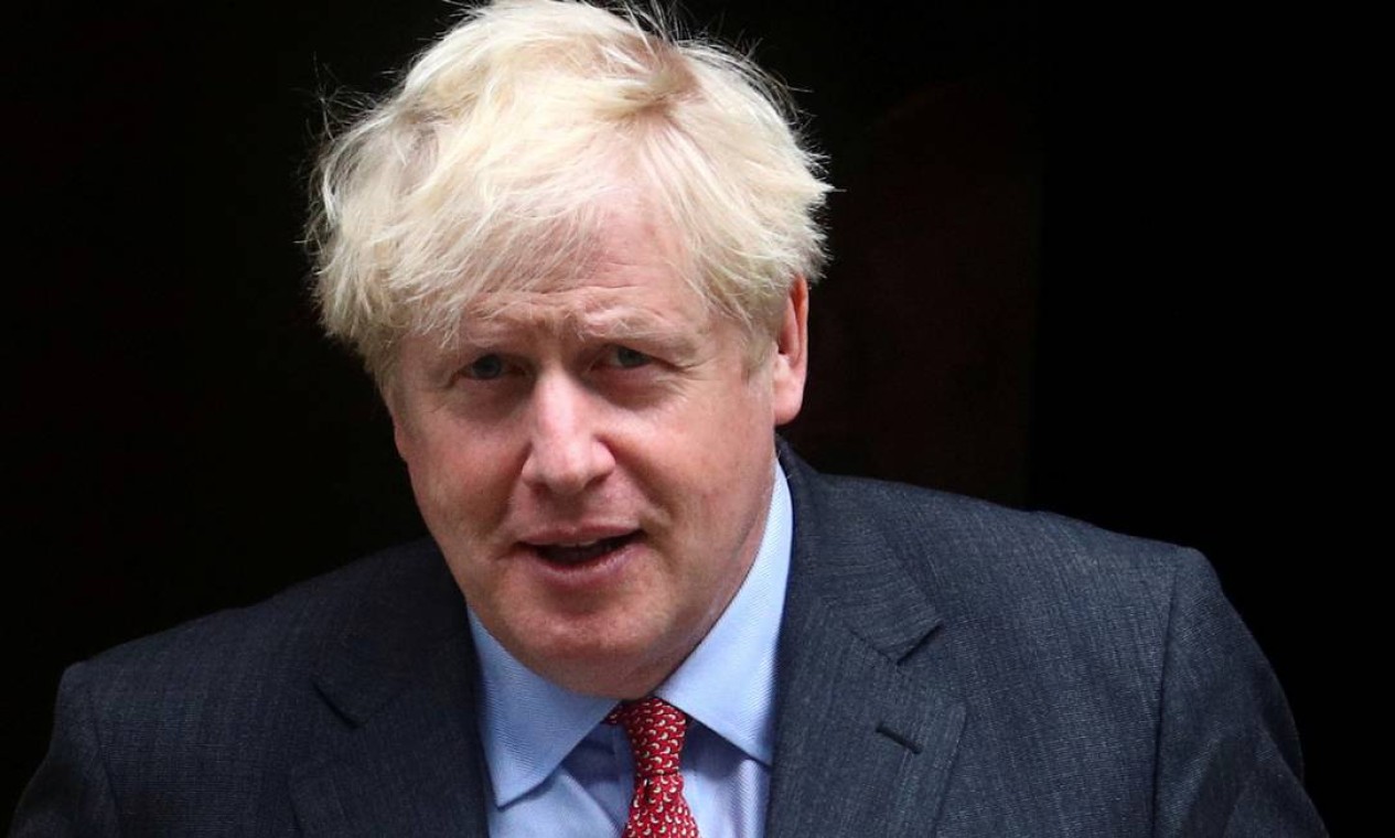 Primeiro-ministro do Reino Unido, Boris Johnson chegou a ser internado em decorrência da doença, em abril Foto: HANNAH MCKAY / REUTERS