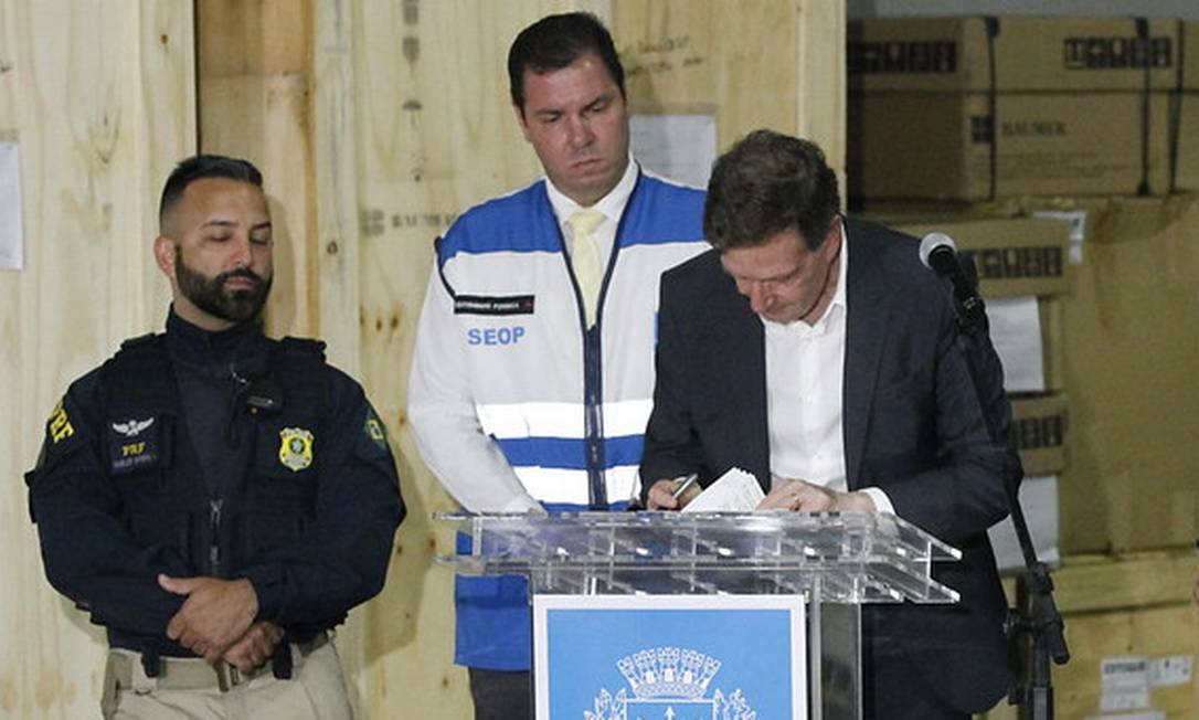 Gutemberg (de colete) com Crivella durante a assinatura de um convênio com a Polícia Rodoviária Federal - 16/04/2020 Foto: Marcelo Piu/Prefeitura do Rio