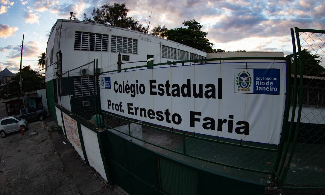 Fachada do Colégio estadual Professor Ernesto Faria, na Mangueira, Zona Norte do Rio Foto: Roberto Moreyra / Agência O Globo / 28-07-2020