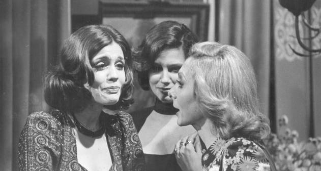 Leila Cravo entre Sandra Bréa e Aracy Balabanian em cena da novela "Corrida do Ouro", da TV Globo, que foi ao ar de 1974 a 1975 (Foto Reprodução/Arquivo / Agência O Globo)