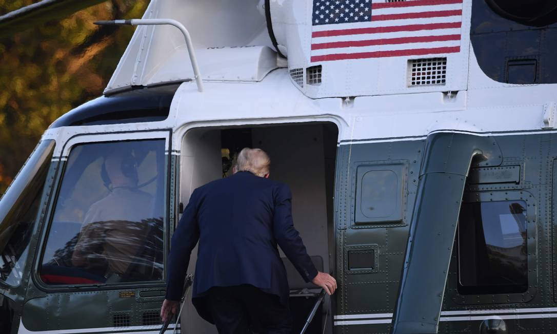O presidente dos EUA, Donald Trump, entra no helicóptero Marine One a caminho do hospital militar Walter Reed para se internar após contrair a Covid-19 Foto: SAUL LOEB / AFP