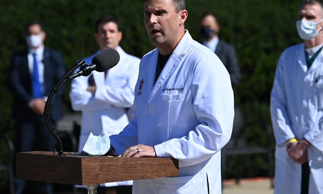 The pulmonologist and doctor of the White House Sean Dooley updates the health panorama of the president of the United States, Donald Trump, hospitalized with Covid-19 Photo: BRENDAN SMIALOWSKI / AFP