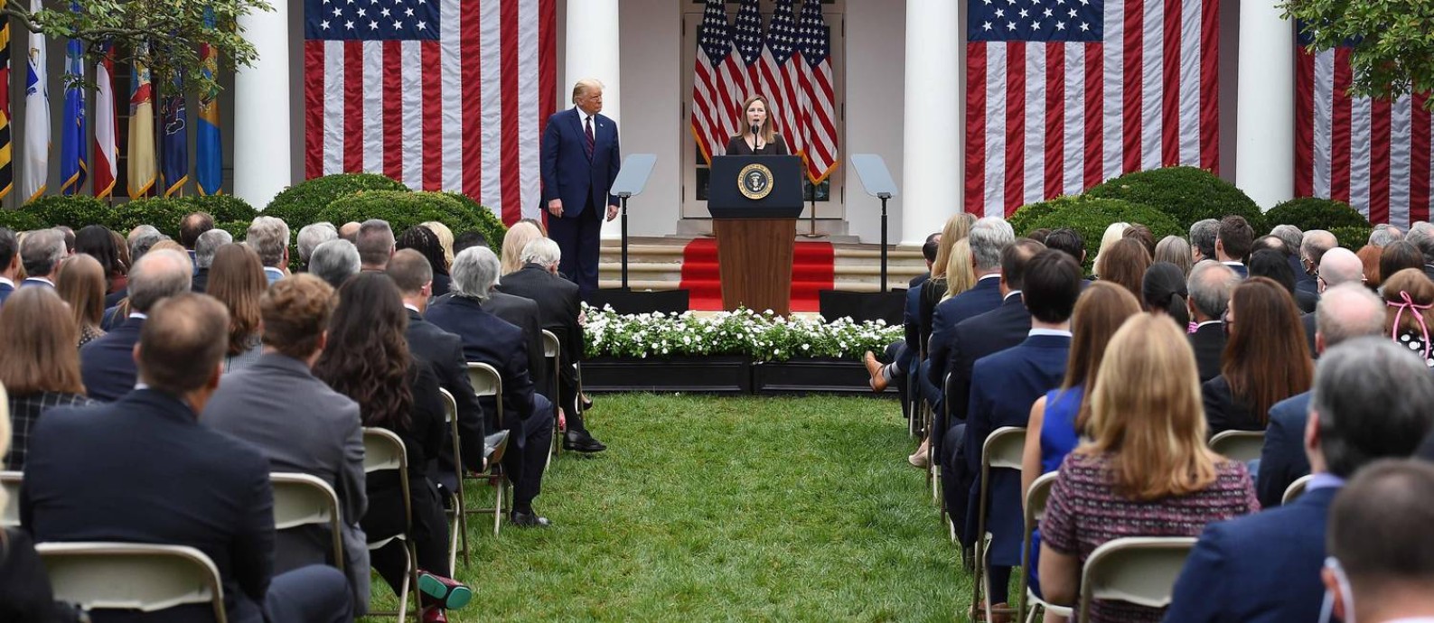 Indicada para a Suprema Corte dos EUA pelo presidente Donald Trump, Amy Coney Barrett discursa em cerimônia que reuniu 200 pessoas nos jardins da Casa Branca, muitas sem máscaras e longe de respeitar o distanciamento social Foto: OLIVIER DOULIERY / AFP