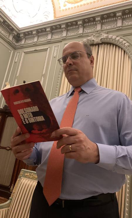 Witzel exibe seu atual livro de cabeceira, “Bolsonaro, o mito e o sintoma”, de Rubens Casara Foto: Chico Otavio / Agência O Globo - 01/10/2020