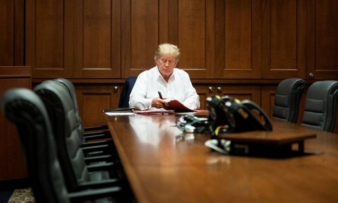 Casa Branca divulgou foto de Trump trabalhando no hospital militar Walter Reed Foto: WHITE HOUSE / via REUTERS