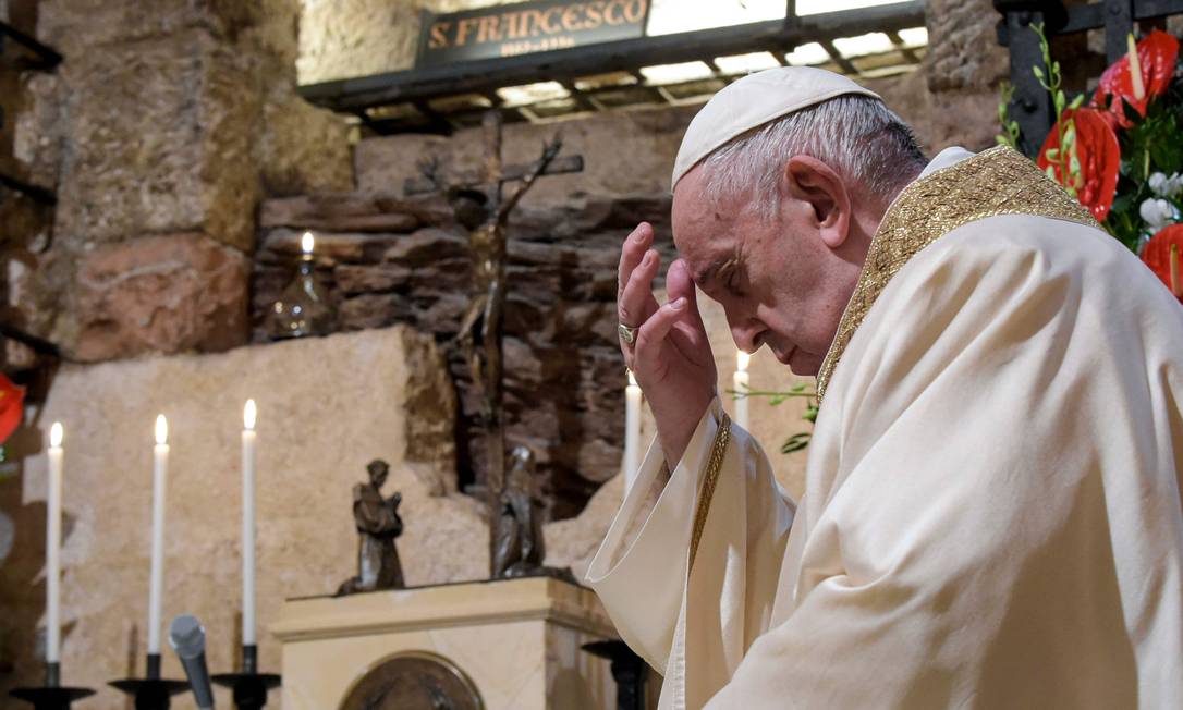 O Papa Francisco assinou a encíclica "Fratelli Tutti" neste sábado, em Assis, na Itália Foto: HANDOUT / AFP