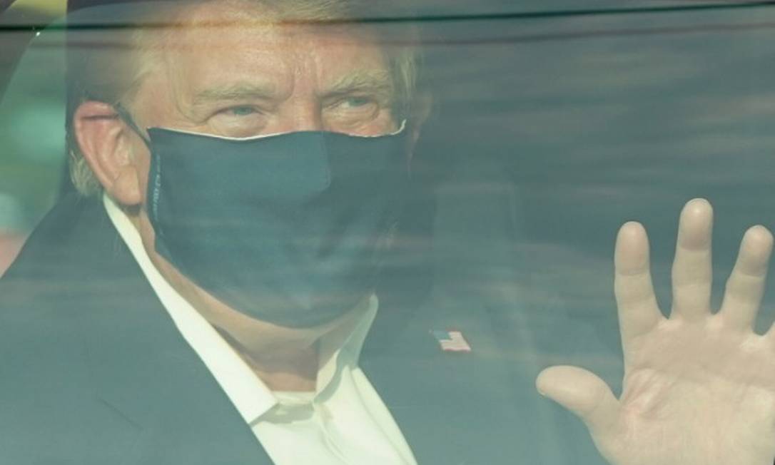 Presidente Donald Trump acena para apoiadores durante passeio de carro Foto: ALEX EDELMAN / AFP / 4-10-2020