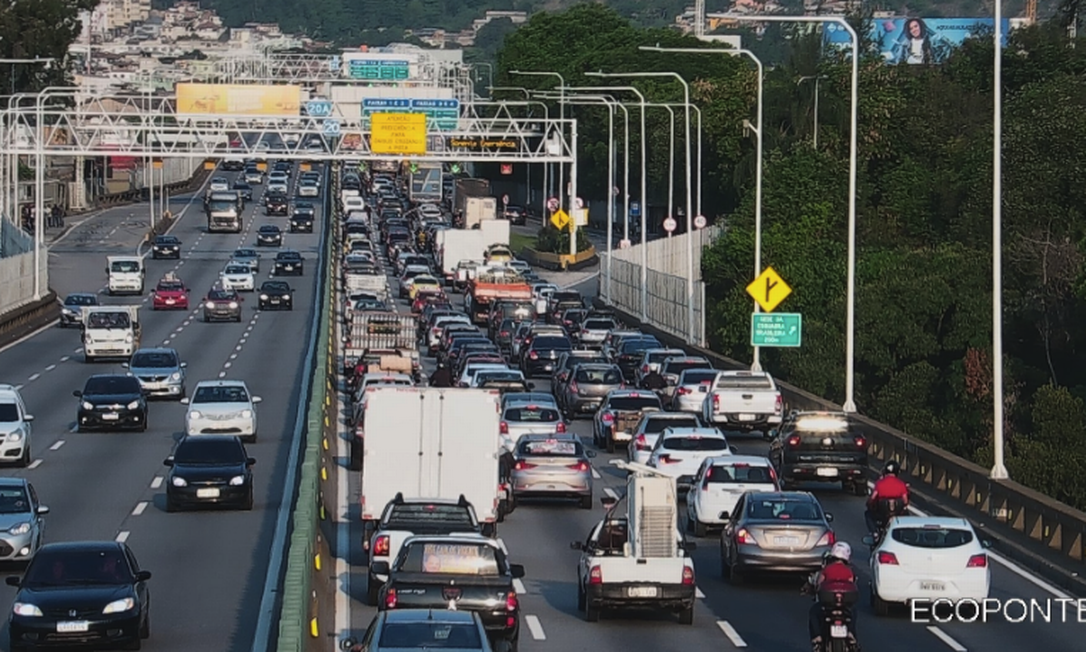 Acidente envolvendo dez veículos provoca nó em trânsito da Ponte Rio