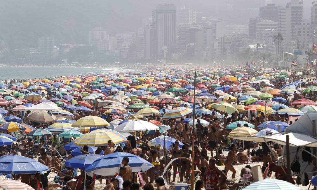 Cada vez mais, praias têm ficado lotadas no Rio em dias de sol; especialistas dizem que movimento nas ruas está próximo ao de dias normais Foto: Fábio Rossi em 12-9-2020 / Agência O Globo