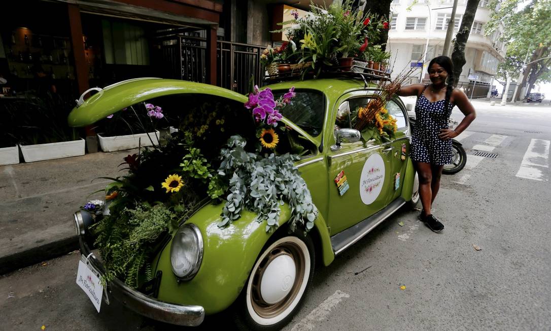 Fuscão verde: Roberta exibe o carro que comprou há três meses carregado com samambaias, orquídeas e girassóis Foto: Fabiano Rocha / Agência O GLOBO
