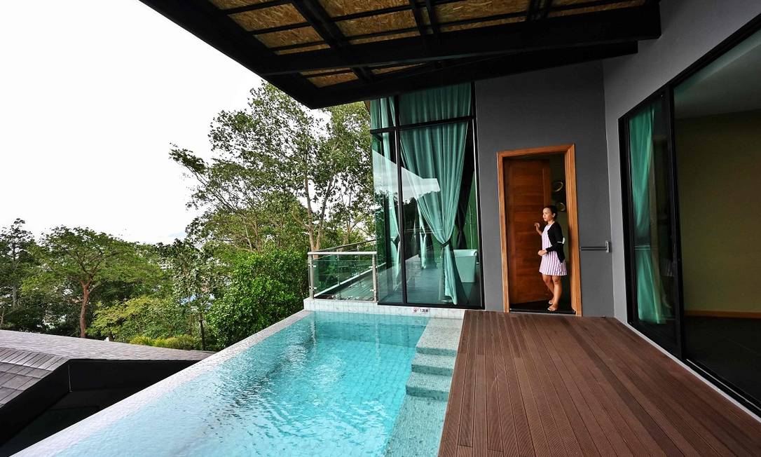 Piscina de borda infinita privativa de uma villa no The Senses Resort, um dos hotéis de luxo de Patong, em Phuket, liberados pel governo tailandês para servir como local de quarentena a viajantes internacionais Foto: LILLIAN SUWANRUMPHA / AFP