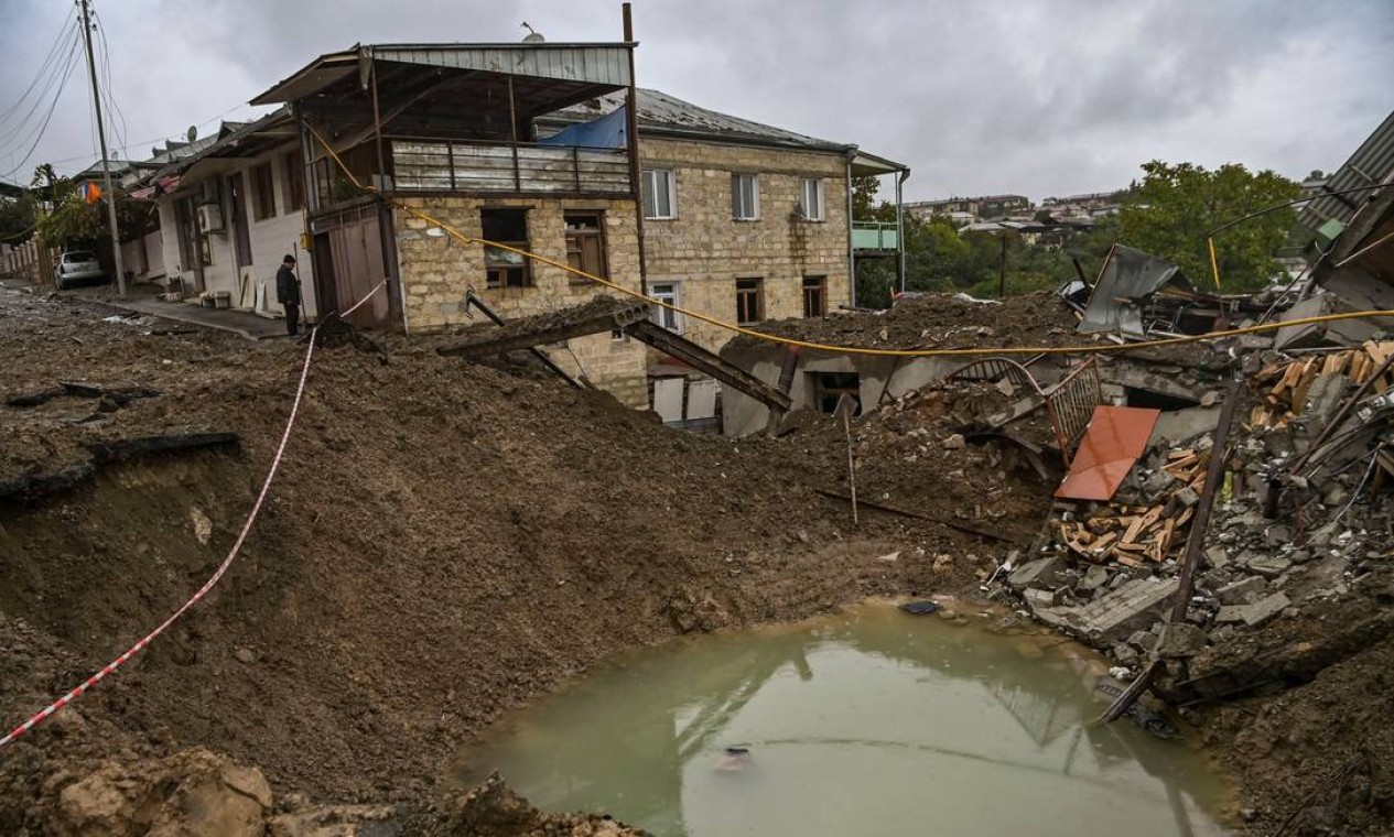 Cratera causada por explosão na principal cidade separatista de Stepanakert, na região de Nagorno-Karabakh, durante os combates em curso entre a Armênia e o Azerbaijão pela região disputada Foto: ARIS MESSINIS / AFP