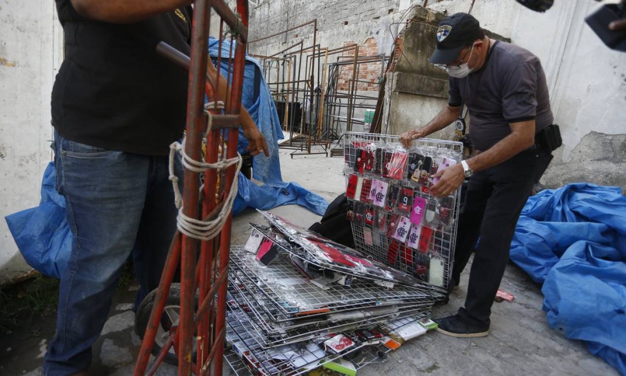 Entre os itens apreendidos pela polícia, capas para aparelhos celulares Foto: Fabiano Rocha / Agência O Globo