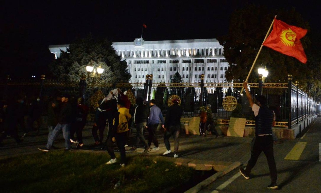Manifestantes caminham em direção à sede do governo para protestar contra resultado de eleição no parlamento Foto: VYACHESLAV OSELEDKO / AFP