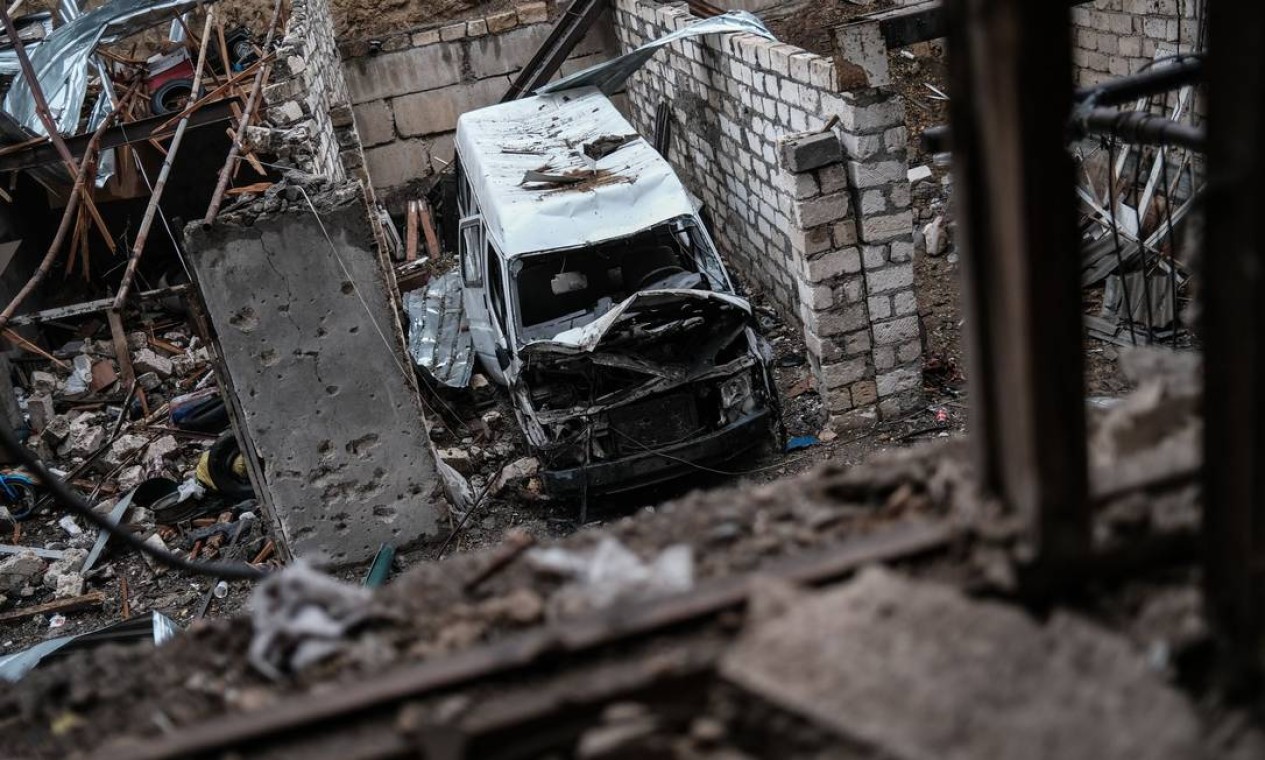 Bombardeio durante os combates em curso entre a Armênia e o Azerbaijão sobre a região separatista de Nagorno-Karabakh, na cidade principal da região disputada de Stepanakert Foto: AREG BALAYAN / AFP