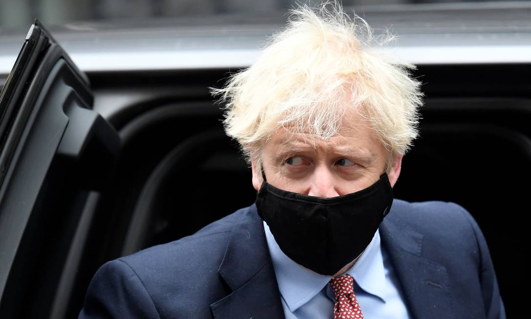O premier Boris Johnson chega a Downing Street após discurso na conferência anual do Partido Conservador Foto: TOBY MELVILLE / REUTERS