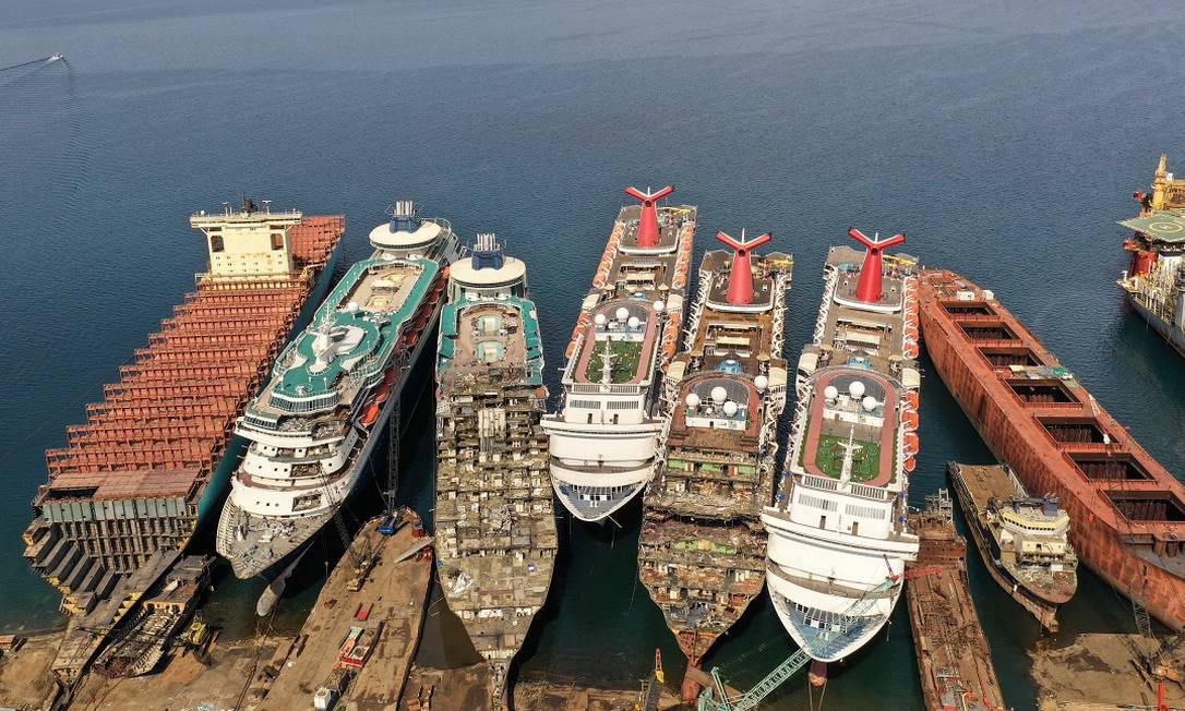 Imagem de drone mostra cinco navios de cruzeiros aposentados (dois da Pullmantur e três da Carnival Cruise Line) sendo desmontados num estaleiro em Aliaga, na Turquia Foto: UMIT BEKTAS / REUTERS