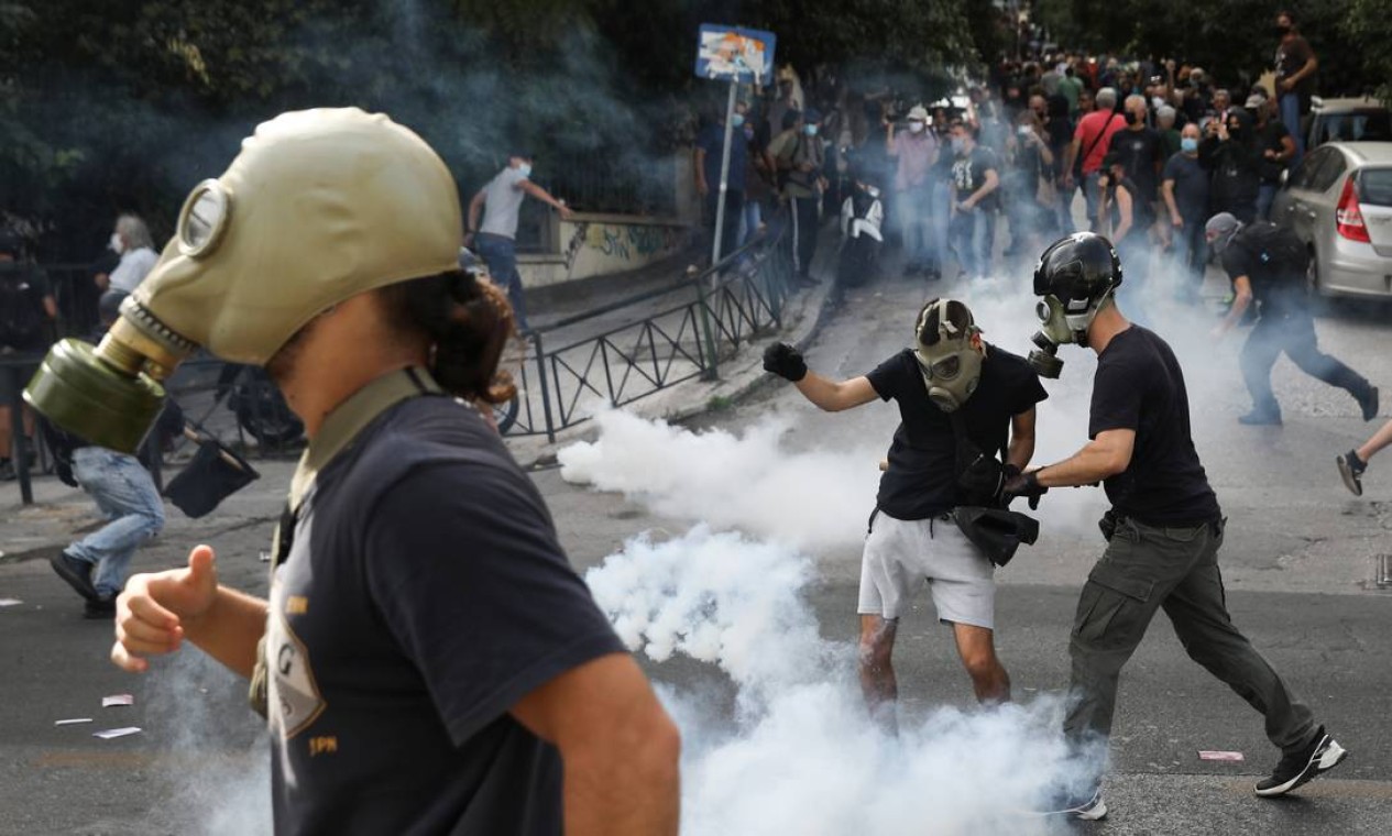 Protesters are seen among tear gas outside a court, where the trial of leaders and members of the Golden Dawn far-right party takes place in Athens, Greece, October 7, 2020. REUTERS/Costas Baltas Foto: COSTAS BALTAS / REUTERS