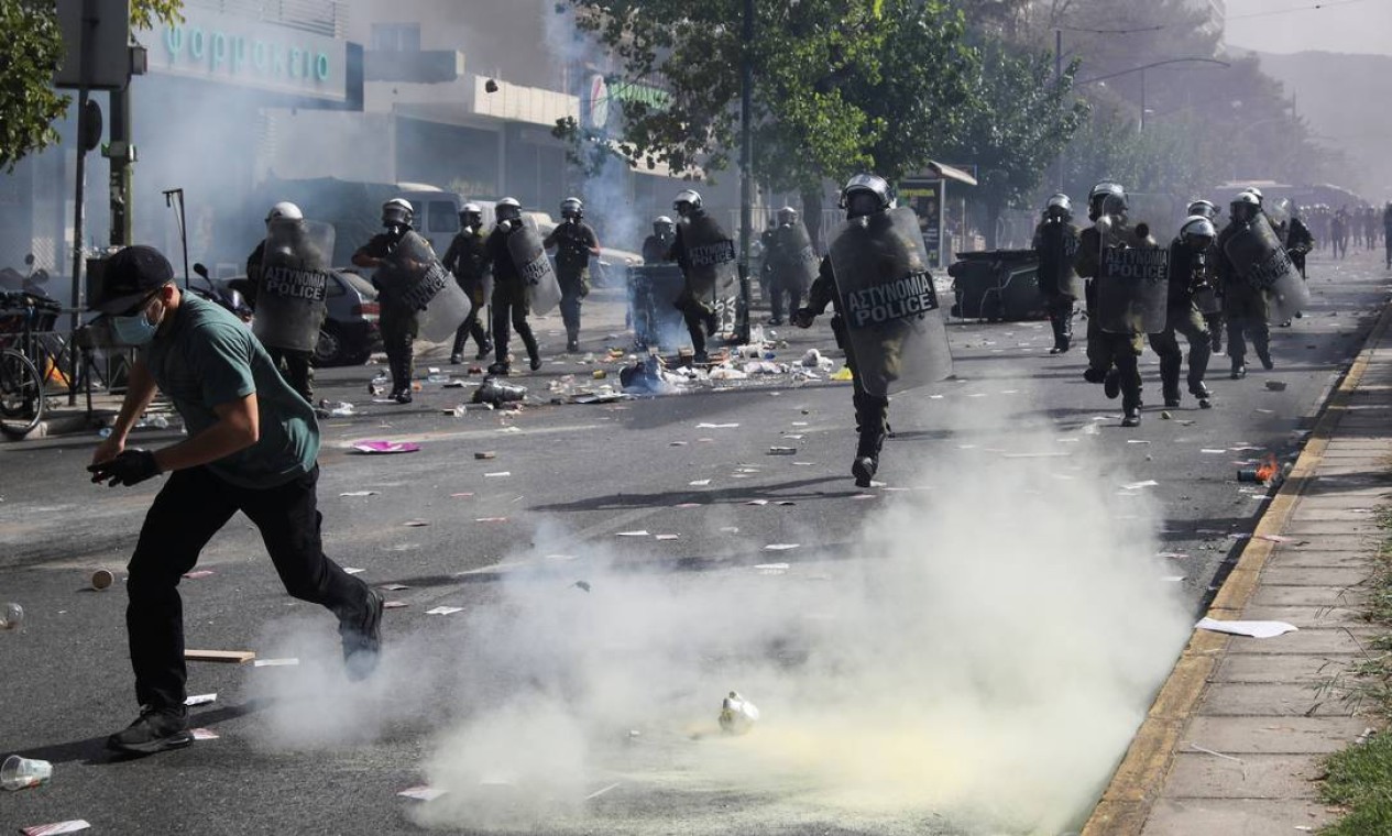 Tropa de choque persegue manifestante durante Foto: COSTAS BALTAS / REUTERS