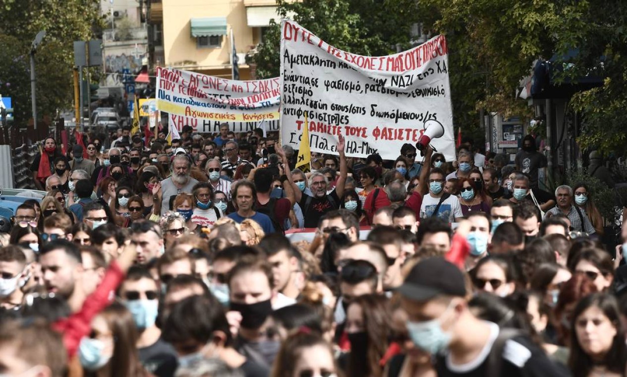 Enquanto a corte, composta por três juízes, responsabilizava a Aurora Dourada por uma série de crimes, incluindo o assassinato do rapper Pavlos Fyssas, mais de 15 mil pessoas marcharam pelas ruas de Atenas, em repúdio ao nazismo Foto: SAKIS MITROLIDIS / AFP