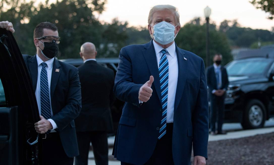 O presidente americano Donald Trump após deixar o hospital Foto: Saul Loeb / AFP
