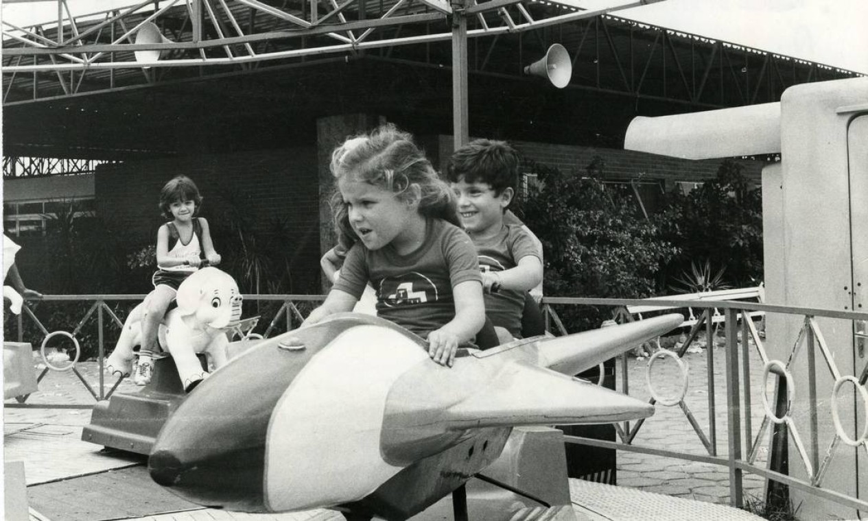 Crianças brincam em atração do Tivoli Park, na Lagoa, em 1982 Foto: Jorge Peter / Jorge Peter / Agência O Globo