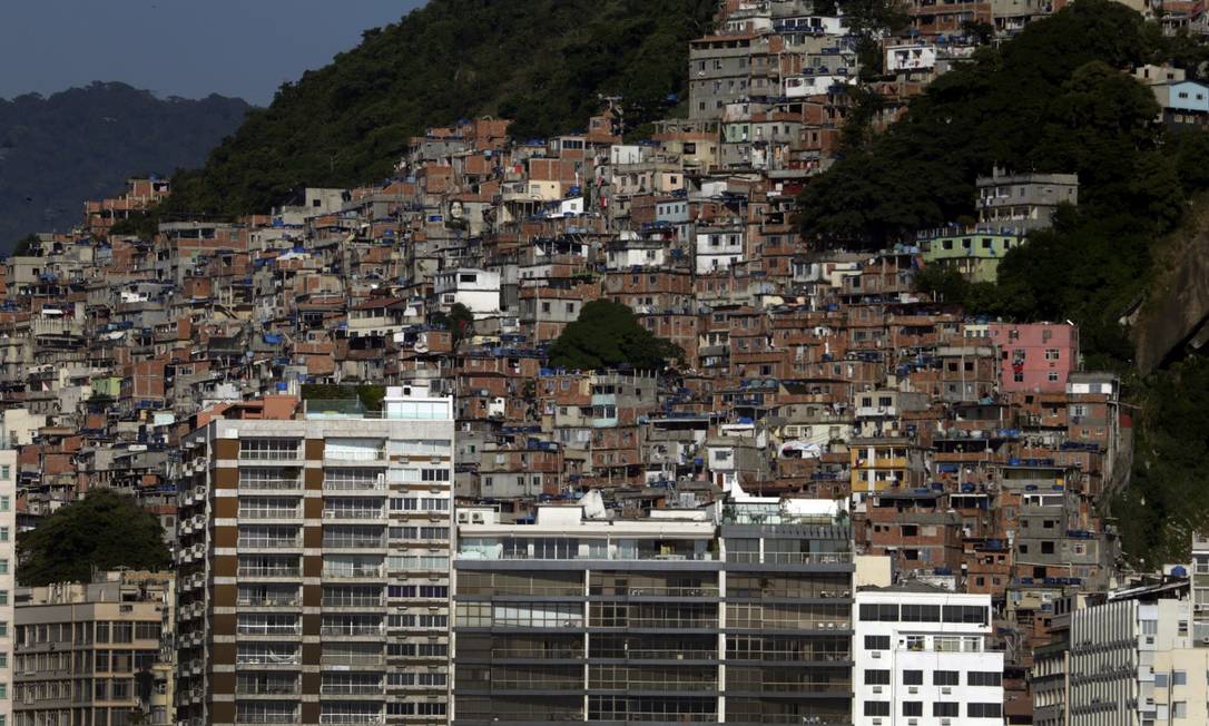 Favela do Cantagalo está situada entre os bairros de Copacabana e Ipanema Foto: Antonio Scorza / Agência O Globo