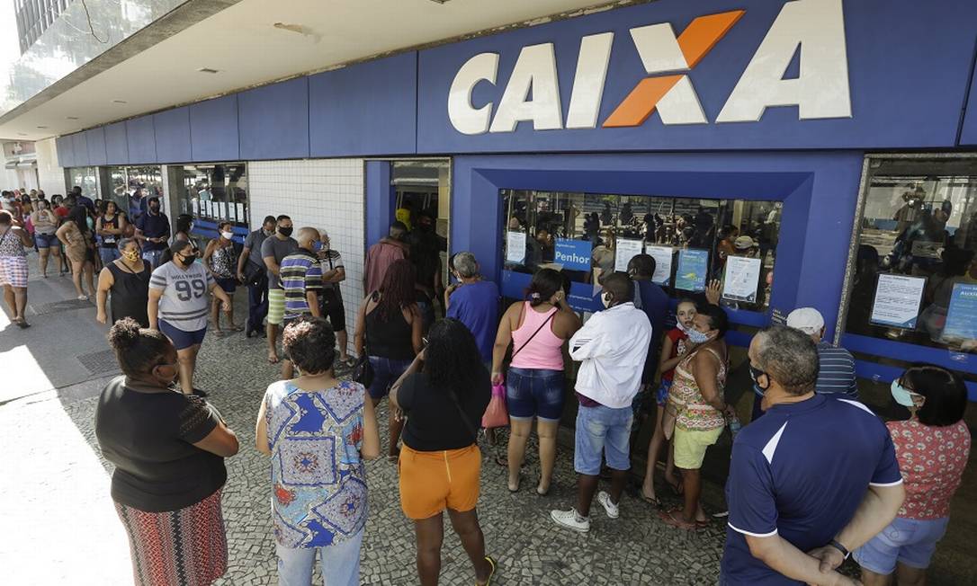 Fila para auxílio emergencial na Caixa Econômica Foto: Gabriel de Paiva / Agência O Globo