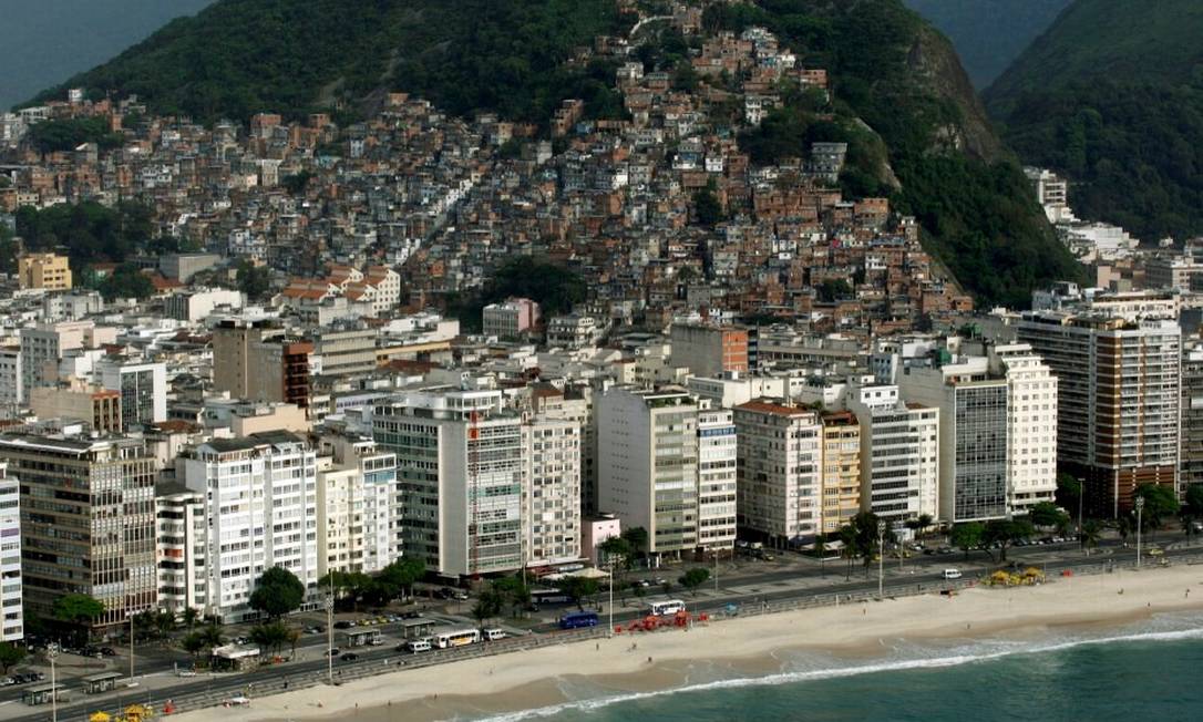 Favela do Cantagalo está situada entre os bairros de Copacabana (foto) e Ipanema Foto: Custódio Coimbra/ Agência O Globo