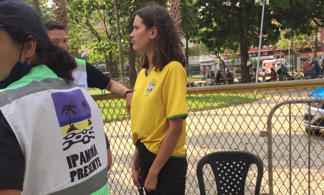 Eloisa Fontes received a shirt from Brazil to wear when she was rescued by the police in Cantagalo Photo: Ipanema Presente / Government of the State of Rio