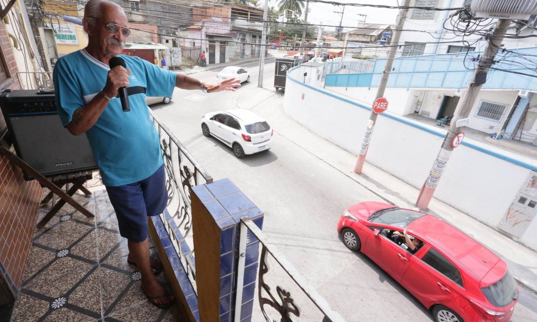 Seu Francisco acena para vizinhos e moradores que aplaudem sua iniciativa Foto: Cléber Júnior / Agência O Globo