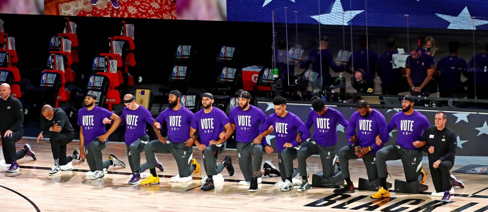 Jogadores do Los Angeles Lakers durante o hino americano Foto: Kim Klement / USA TODAY Sports