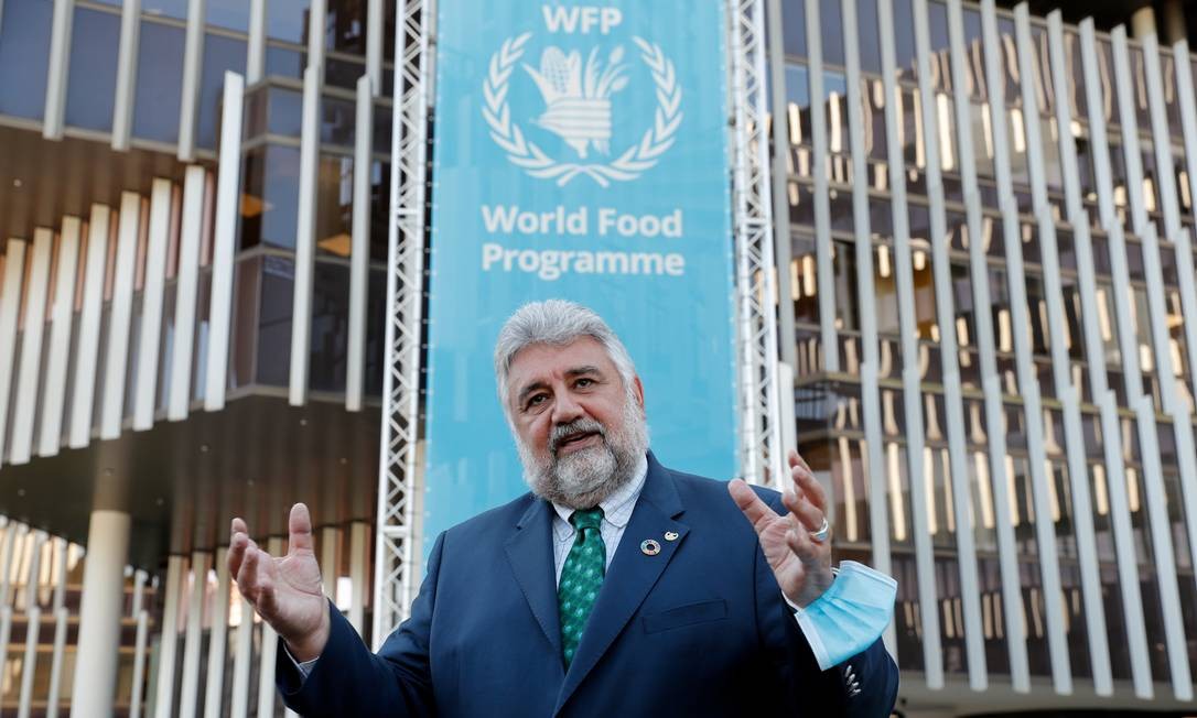 PAZ - O Programa Mundial de Alimentos (WFP, na sigla em inglês) da Organizaçao das Nações Unidas (ONU) &#034;por seus esforços para combater a fome, por sua contribuição para melhorar as condições de paz em áreas afetadas por conflitos e por atuar como uma força motriz nos esforços para prevenir o uso da fome como arma de guerra e conflito&#034;. Na foto, Amir Abdulla, diretor executivo adjunto Foto: REMO CASILLI / REUTERS