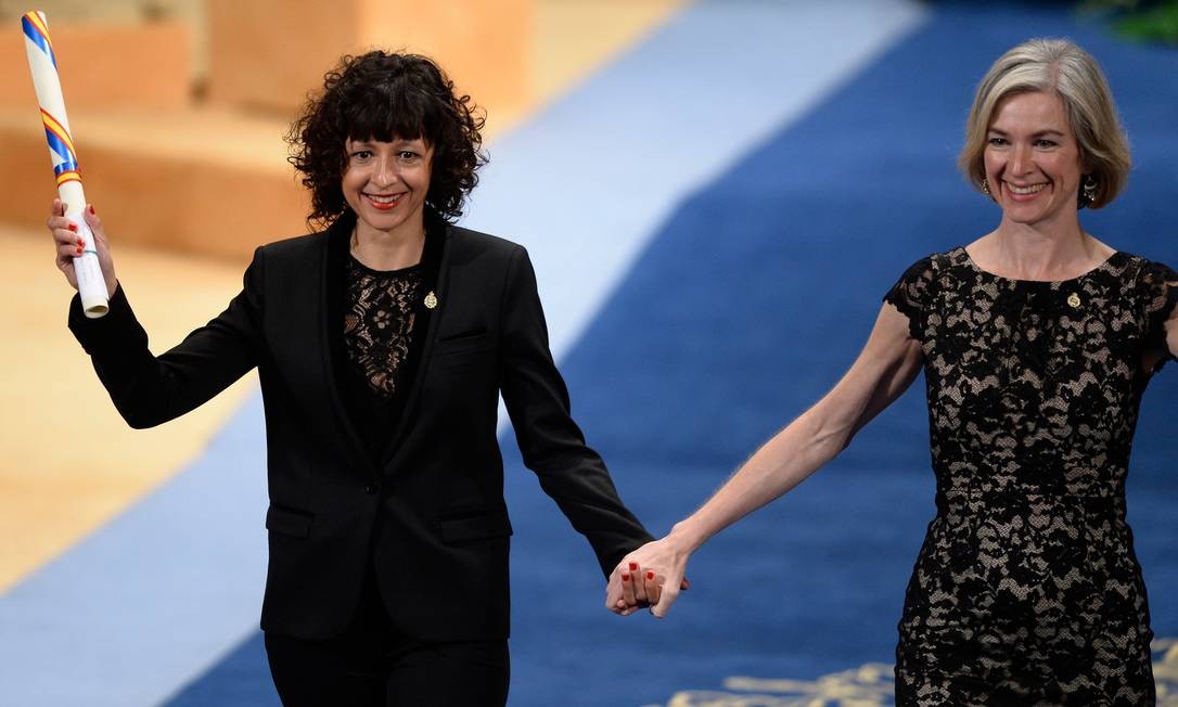 QUÍMICA - A francesa Emmauelle Charpentier e a estadunidense Jennifer Doudna desenvolveram um método de edição genética que possibilita reescrever o DNA Foto: MIGUEL RIOPA / AFP - 23/10/2015