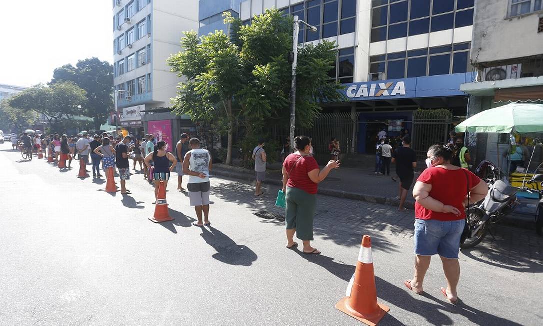 Pessoas fazem fila para resolver pendências do auxilio emergencial em Bonsucesso, no Rio. Foto: Fabiano Rocha / Fabiano Rocha