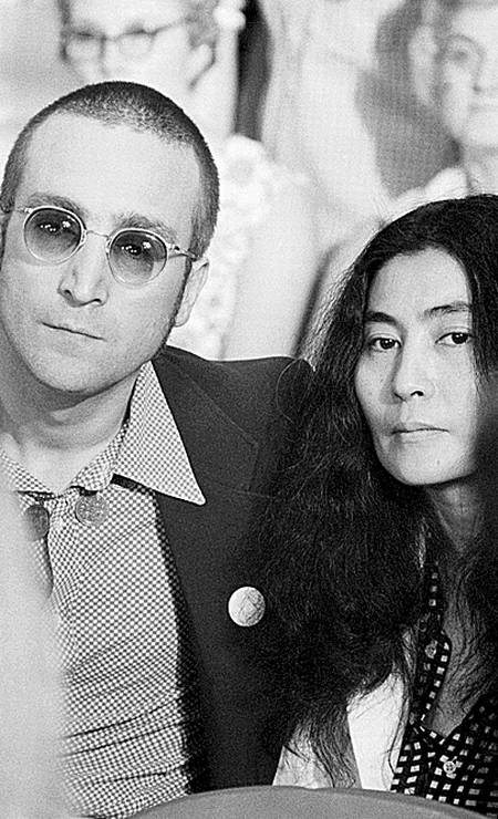 John Lennon, de cabelo raspado, e Yoko, durante as audiências de Watergate, em junho de 1973 Foto: Bettmann / Divulgação