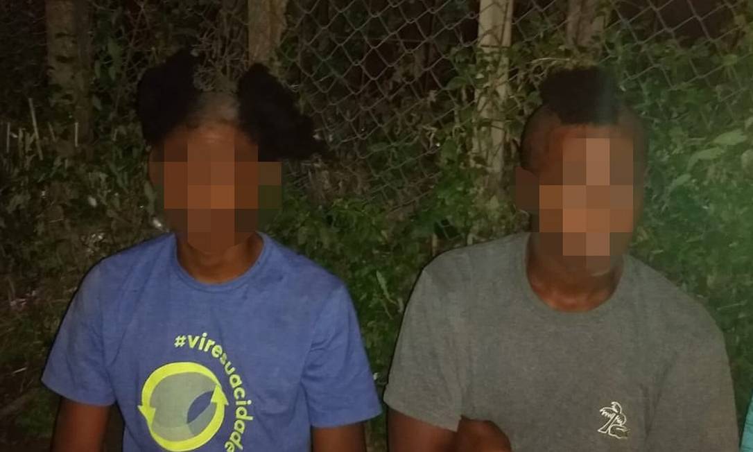 Os suspeitos, com os cabelos raspados pelos traficantes Foto: Reprodução