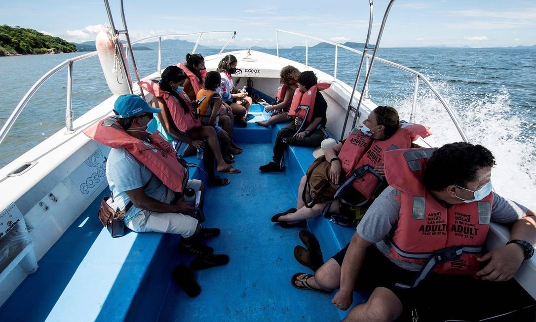 Barcos como este levam os reduzidos grupos de turistas ao Parque Nacional da Ilha San Lucas, onde estão as ruínas daquela que foi uma das mais temidas colônias penais da Costa Rica Foto: Ezequiel Becerra / AFP