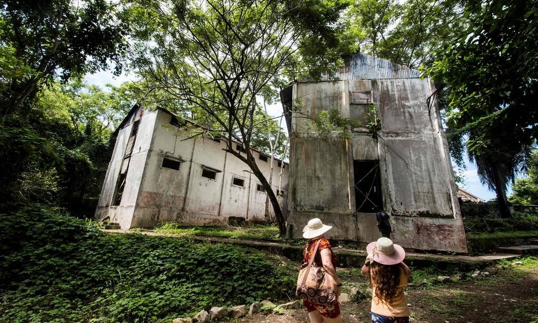 Turistas visitam a antiga prisão de Ilha San Lucas, que foi um dos centros de detenção mais temidas das Costa Rica Foto: Ezequiel Becerra / AFP
