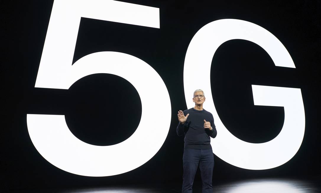 O CEO da Apple, Tim Cook, apresentou a nova geração de iPhones, com quatro modelos compatíveis com o 5G Foto: Brooks Kraft / AFP